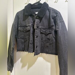 BRAND NEW CROPPED DENIM JACKET WITH FUR COLLAR